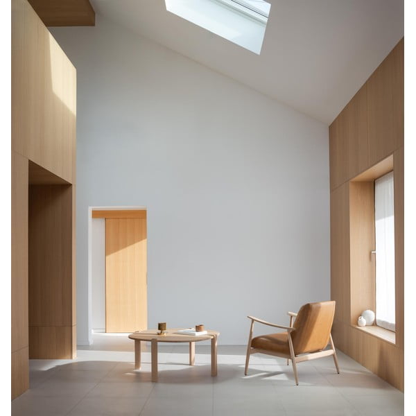 Okrugao stolić za kavu od punog hrasta u prirodnoj boji ø 100 cm Kulin – Gazzda-image-3