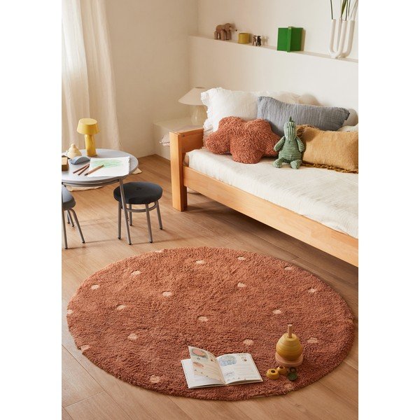 Ciglasti periv/ručno rađen pamučan dječji tepih ø140 cm Round Dot Chestnut – Lorena Canals-image-1