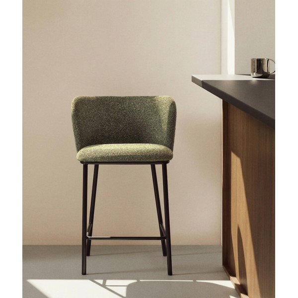Tamno zelena podstavljena barska stolica (visine sjedala 65 cm) Ciselia – Kave Home-image-1
