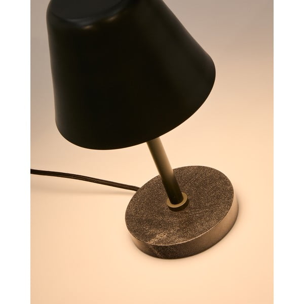Tamno zelena/crna mramorna stolna lampa s metalnim sjenilom (visina 32 cm) Calina – Kave Home-image-2