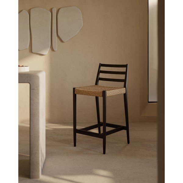 Crna/u prirodnoj boji barska stolica od punog hrasta (visine sjedala 65 cm) Analy – Kave Home-image-1