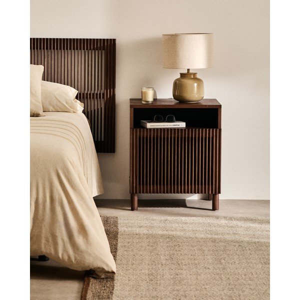 Tamno smeđi noćni ormarić u dekoru oraha s policama Beyla – Kave Home-image-1