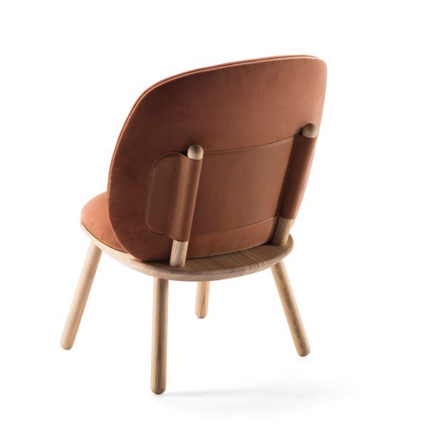 Terakot narančasta baršunasta fotelja s konstrukcijom od drva jasena s kožnim detaljima EMKO Naïve-image-3