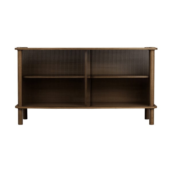 Smeđa vitrina od punog hrasta s kliznim vratima 135x73,5x48 cm Italic – UMAGE