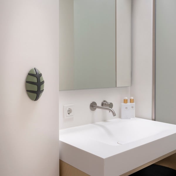 Tamno zelena zidna kuka Bug – Spinder Design-image-3