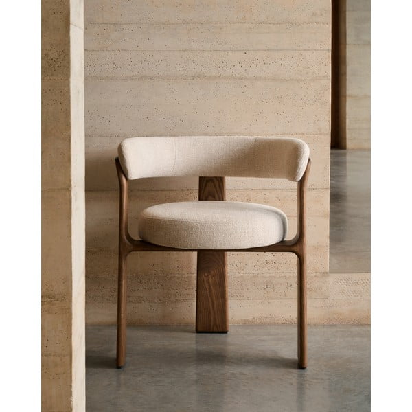 Smeđa/bež blagovaonska stolica s naslonima za ruke od čvrste jeseni Granite – Kave Home-image-1