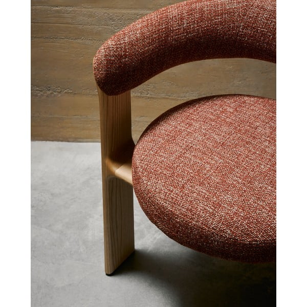 Blagovaonska stolica s naslonima za ruke od čvrste jeseni u prirodnoj boji/boja terakote Granite – Kave Home-image-2