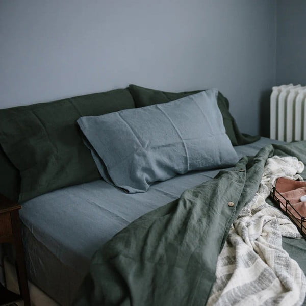 Plava/siva lanena plahta s gumom 160x200 cm Blue Fog – Linen Tales-image-1