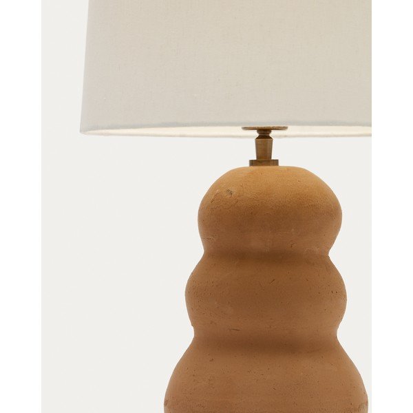 Stolna lampa od kamenine u prirodnoj boji s tekstilnim sjenilom (visina 55 cm) Madsen – Kave Home-image-3