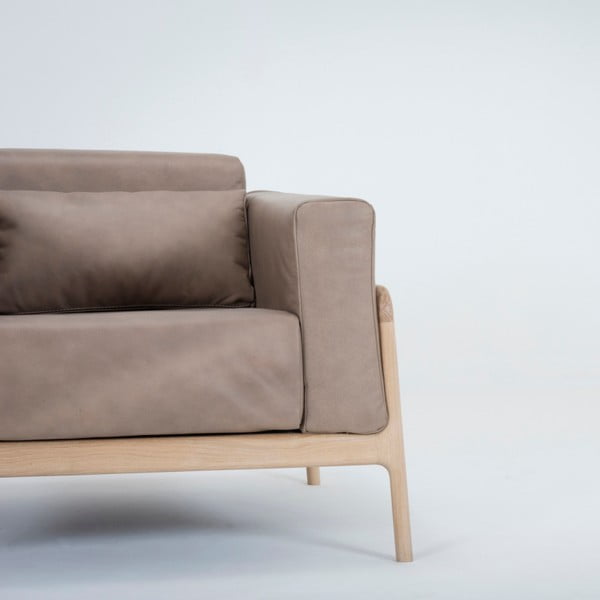 Svijetlosmeđa fotelja od bivolje kože s konstrukcijom od punog hrasta Gazzda Fawn-image-3