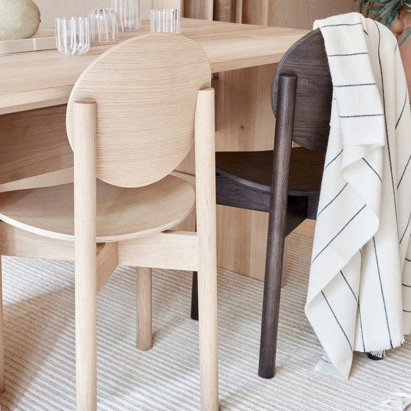 Blagovaonska stolica od čvrste jeseni u svijetloj prirodnoj boji Oy – OYOY Living Design-image-1