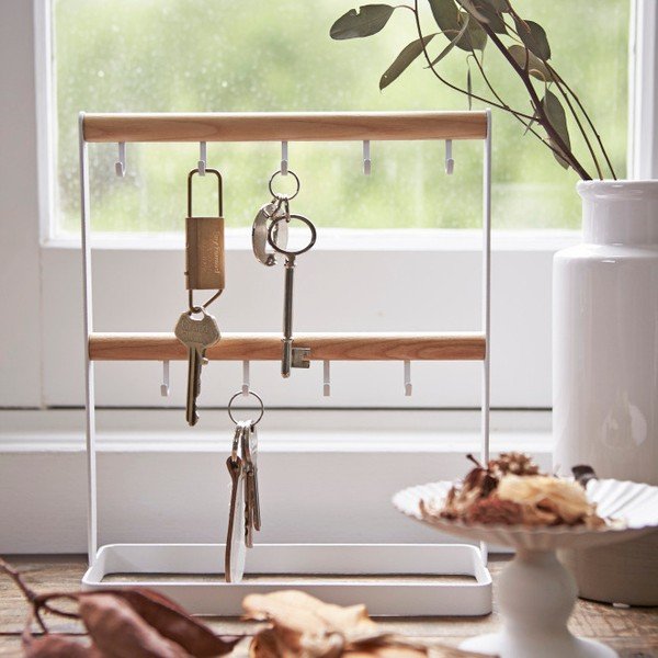 Bijela stolna vješalica za ključeve s detaljima od bukovog drveta YAMAZAKI Tosca-image-1