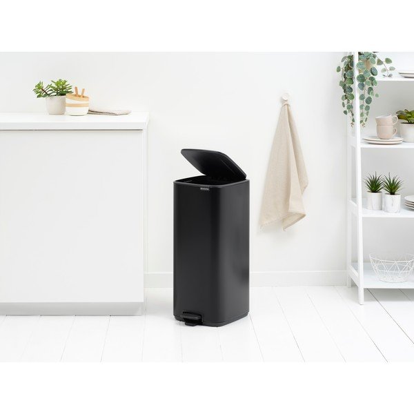 Mat crna željezna kanta za smeće s pedalom 30 l Bo – Brabantia-image-2