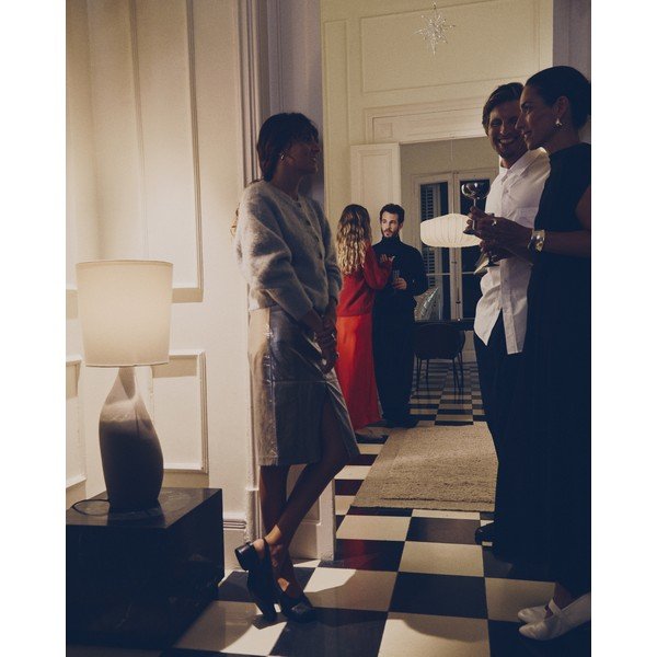 Bijela/svijetlo siva stolna lampa s tekstilnim sjenilom (visina 77 cm) Viona – Kave Home-image-3