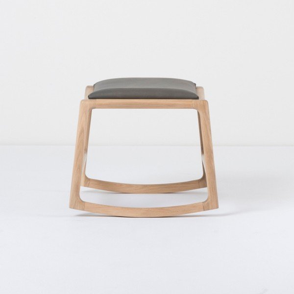 Oslonac za noge s konstrukcijom od masivnog hrastovog drva sa sivim detaljem od bivolje kože Gazzda Dedo-image-2