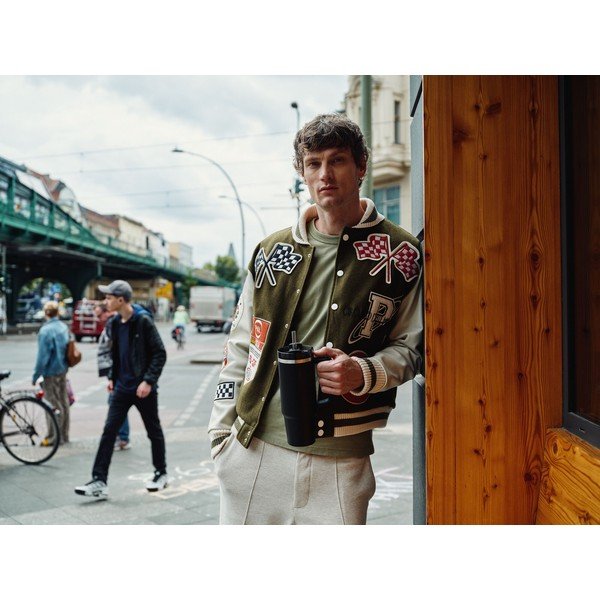 Crna termosica od nehrđajućeg čelika sa slamkom 890 ml Quencher H2.O FlowState™ Tumbler Black 2.0 – Stanley-image-1