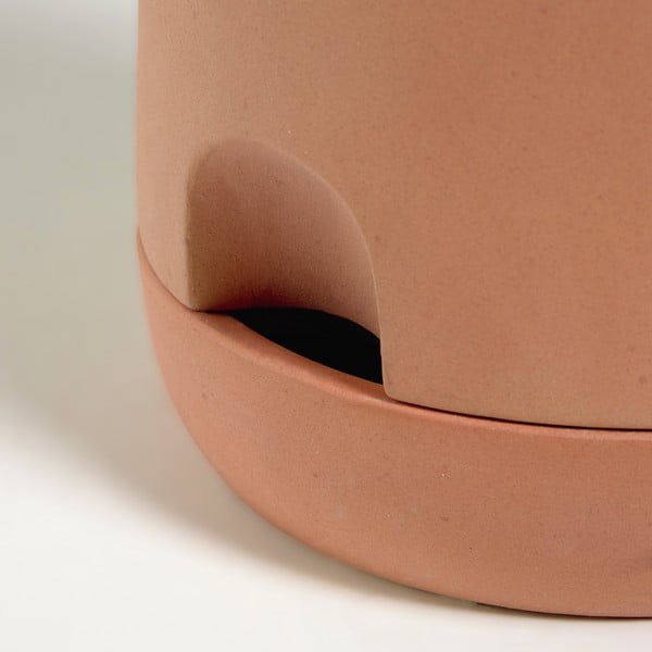 Terakota samozalijevajuća tegla s tanjurićem Kave Home Lelis, visina 50 cm-image-1