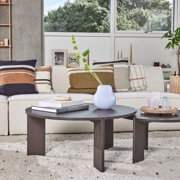 Okrugao stolić za kavu od čvrste jeseni u tamnoj prirodnoj boji ø 65 cm Oy – OYOY Living Design-image-1