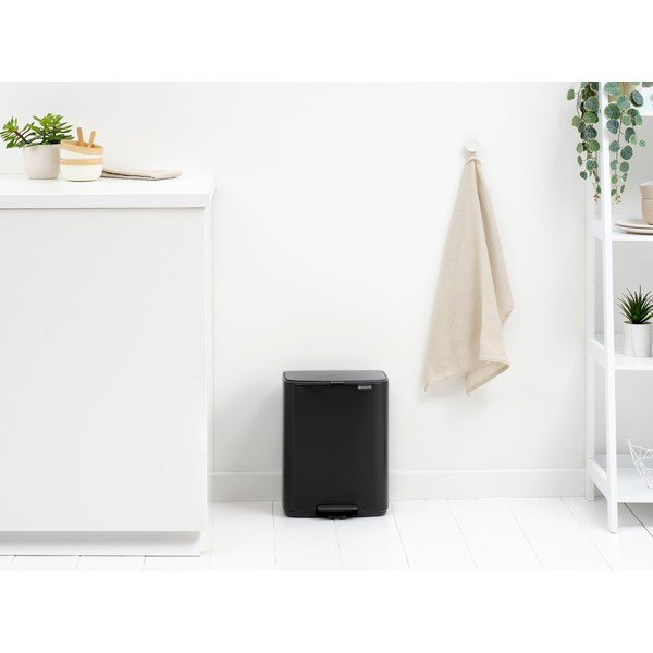 Mat crna željezna kanta za smeće s pedalom 12 l Bo – Brabantia-image-1