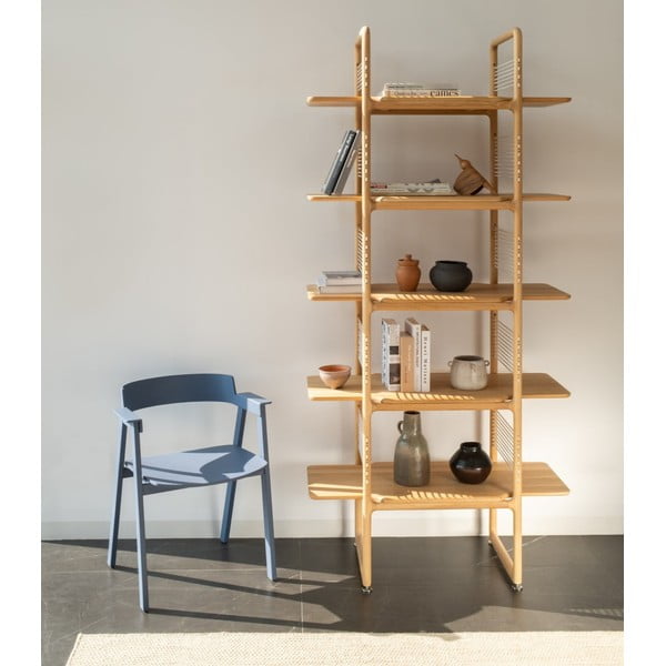 Plava blagovaonska stolica s naslonima za ruke od punog hrasta Flip – Gazzda-image-1