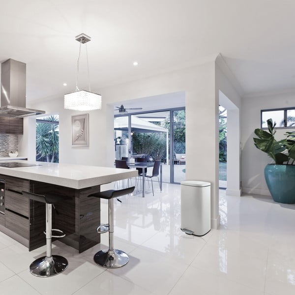 Mat bijela željezna kanta za smeće s pedalom 50 l   Akira – Spirella-image-2