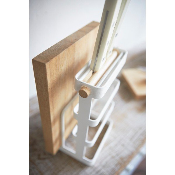 Bijeli stalak s detaljima od bukovine za noževe i daska za rezanje YAMAZAKI Tosca-image-4