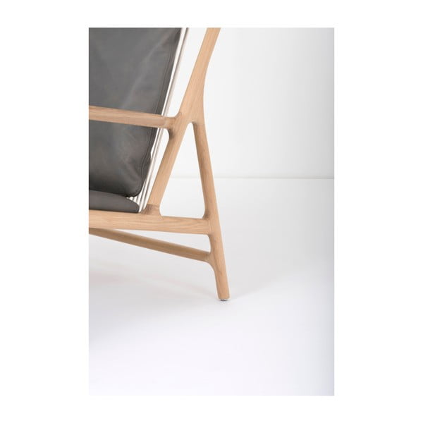 Fotelja s masivnom hrastovom konstrukcijom i sjedalom od sive bivolje kože Gazzda Dedo-image-4