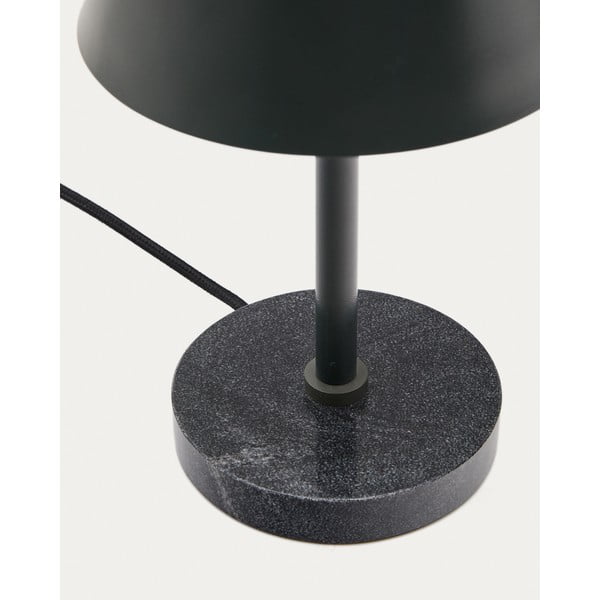 Tamno zelena/crna mramorna stolna lampa s metalnim sjenilom (visina 32 cm) Calina – Kave Home-image-3