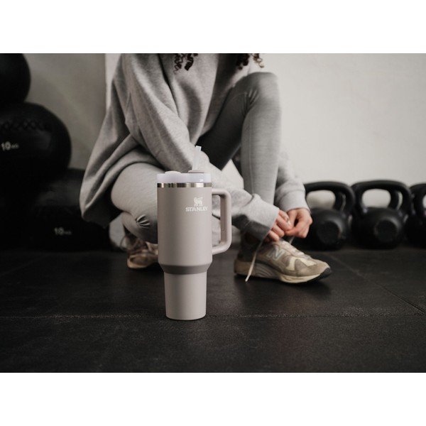 Svijetlo siva termosica od nehrđajućeg čelika sa slamkom 890 ml Quencher H2.O FlowState™ Tumbler Ash – Stanley-image-1