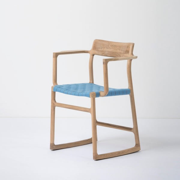 Blagovaona stolica od punog hrasta s naslonima za ruke i plavim sjedištem Gazzda Fawn