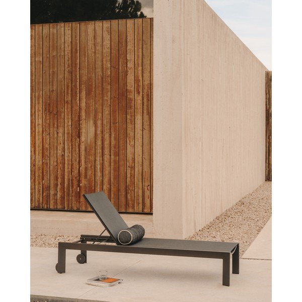 Crna metalna vrtna ležaljka Canutells – Kave Home-image-1