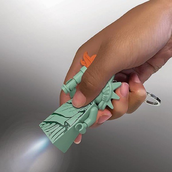 Zeleni privjesak za ključeve sa svjetlom Statue of Liberty – LEGO®-image-1