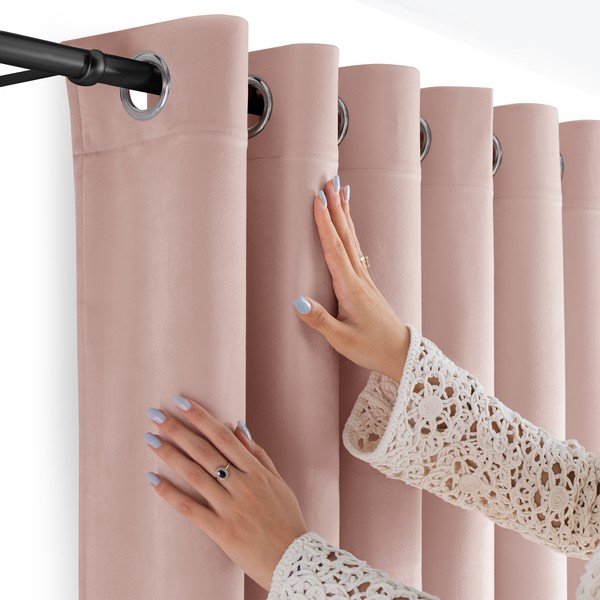 Svijetlo ružičasta zavjesa za djelomično zamračenje od samta 530x175 cm Velto – Filumi-image-4