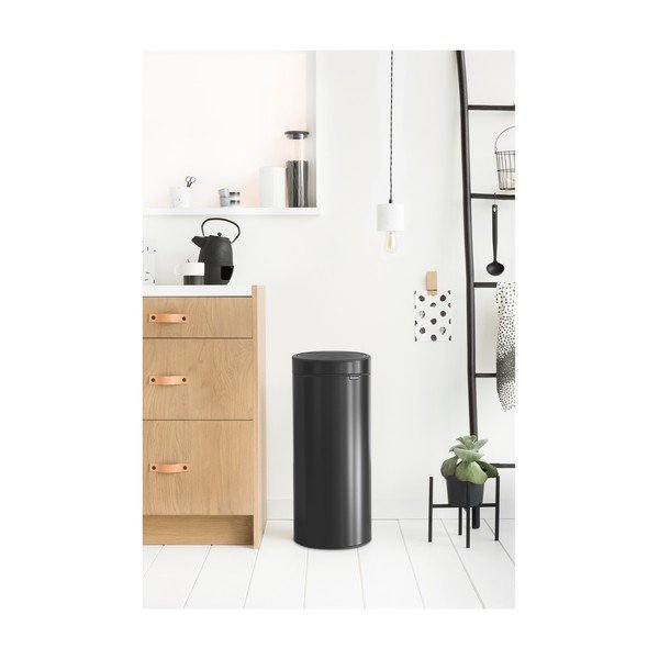 Mat crna željezna kanta za smeće na dodir 30 l Touch Bin – Brabantia-image-1
