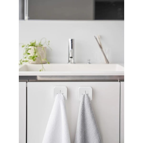 Bijeli plastičan samoljepljiv držač za kuhinjske ručnike Film Hook – YAMAZAKI-image-1