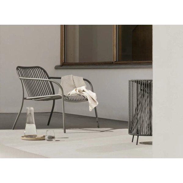 Siva metalna vrtna fotelja Yua Wire – Blomus-image-1