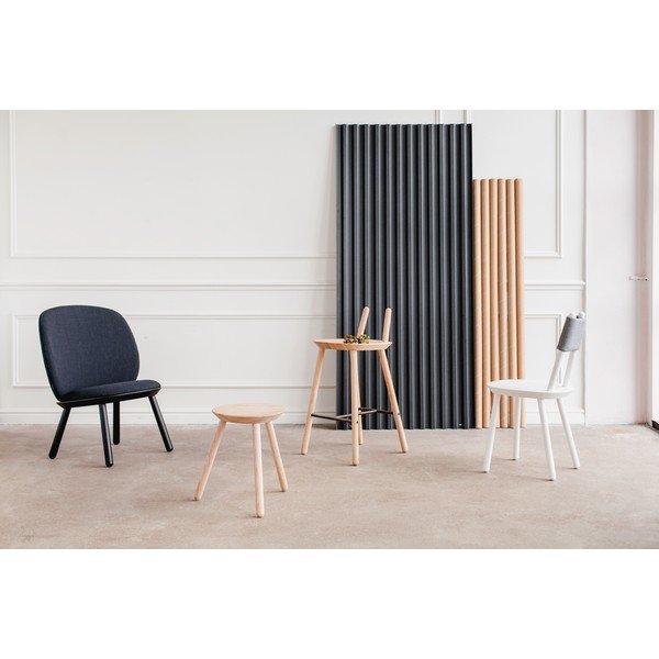 Crna fotelja s konstrukcijom od drva jasena s kožnim detaljima EMKO Naïve-image-1