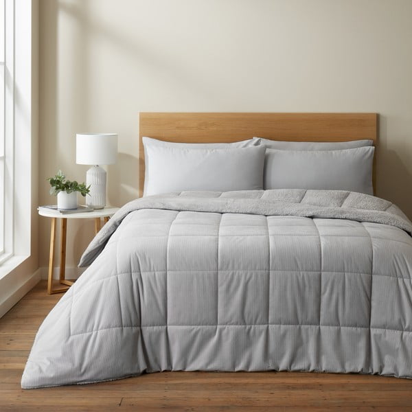 Svijetlo sivi prošiven prekrivač od mikropliša za bračni krevet 200x220 cm Cosy Cord – Catherine Lansfield