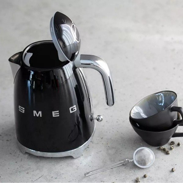 Crno kuhalo za vodu od nehrđajućeg čelika 1,7 l Retro Style – SMEG-image-1