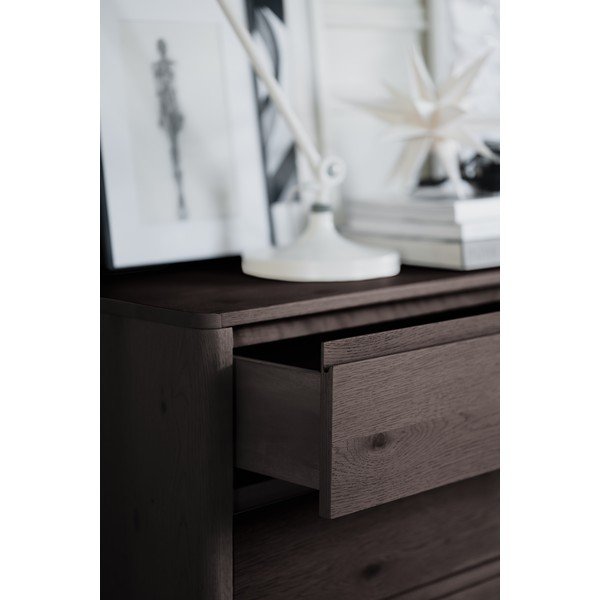 Komoda u dekoru hrasta u tamnoj prirodnoj boji 110x70x45 cm Melstone – Rowico-image-4