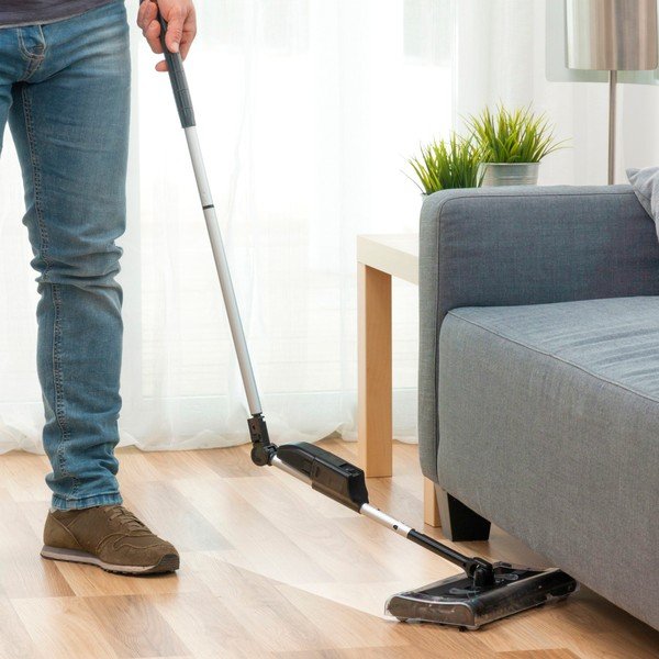 Električna bežična metla na podu InnovaGoods-image-2