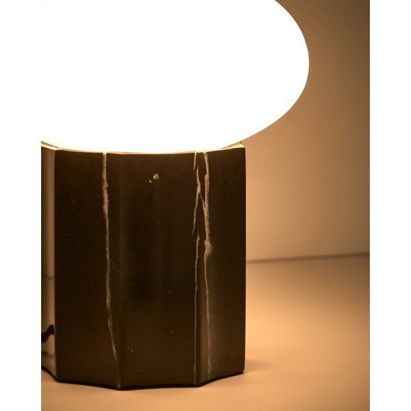 Bijela/crna metalna stolna lampa sa staklenim sjenilom (visina 20 cm) Idela – Kave Home-image-3