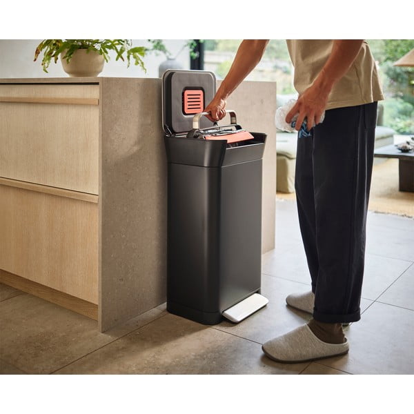Crna željezna kanta za smeće s pedalom 30 l Titan – Joseph Joseph-image-3