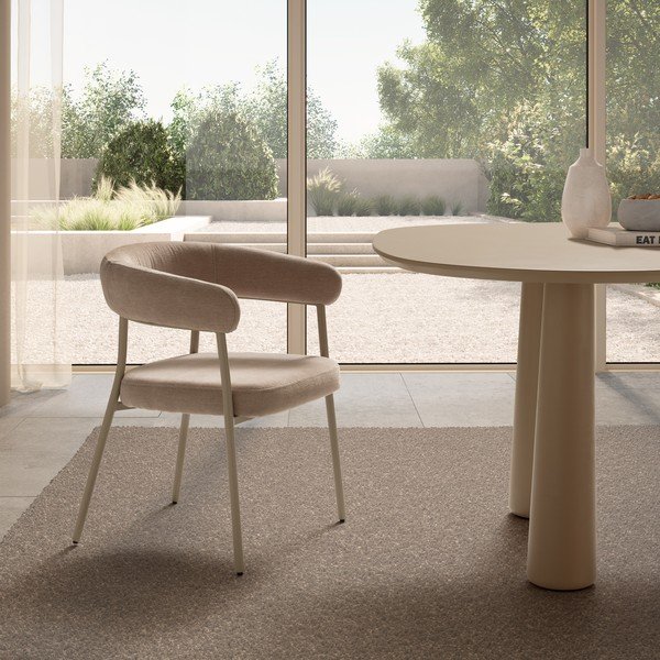 Bež podstavljene blagovaonske stolice u setu s naslonima za ruke 2 kom Yuri – MOME-image-1