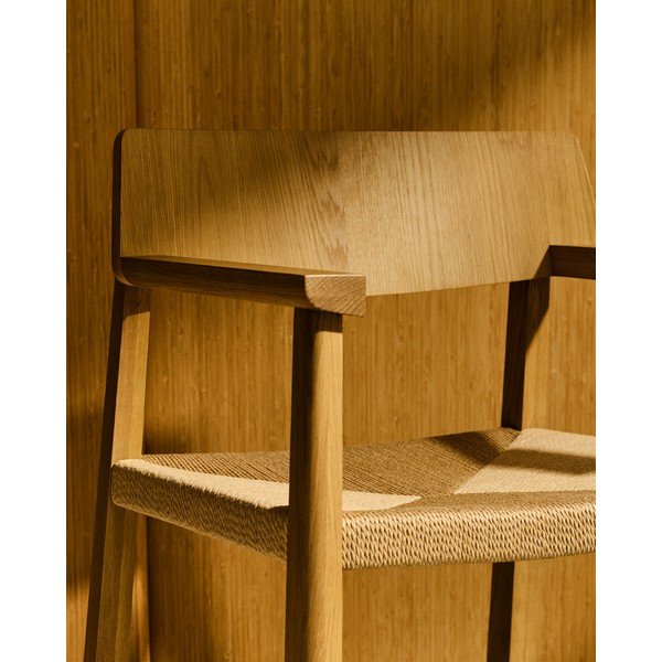 Blagovaonska stolica s naslonima za ruke od punog hrasta u prirodnoj boji Idun – Kave Home-image-2