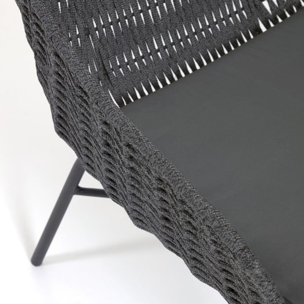Crna ručno pletena vanjska fotelja Kave Home Abeli-image-1