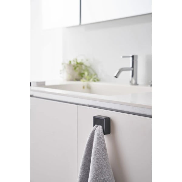 Crni plastičan samoljepljiv držač za kuhinjske ručnike Film Hook – YAMAZAKI-image-2