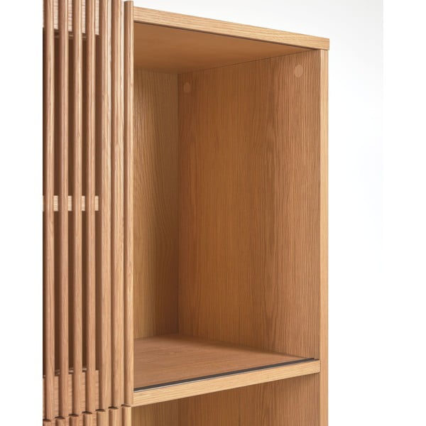 Biblioteka u dekoru hrasta s kliznim vratima u prirodnoj boji 85x170 cm Beyla – Kave Home-image-3