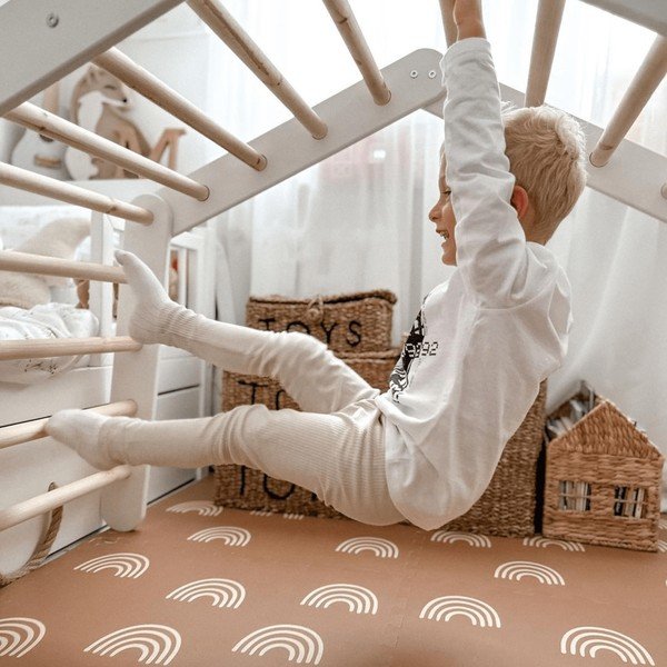 Sivi pikler montessori trokut od masivnog bora 61x112x94 cm Montessori – Meowbaby-image-4