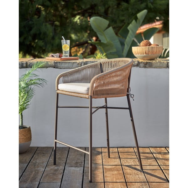 Bež metalna/podstavljena vrtna barska stolica Yanet – Kave Home-image-1